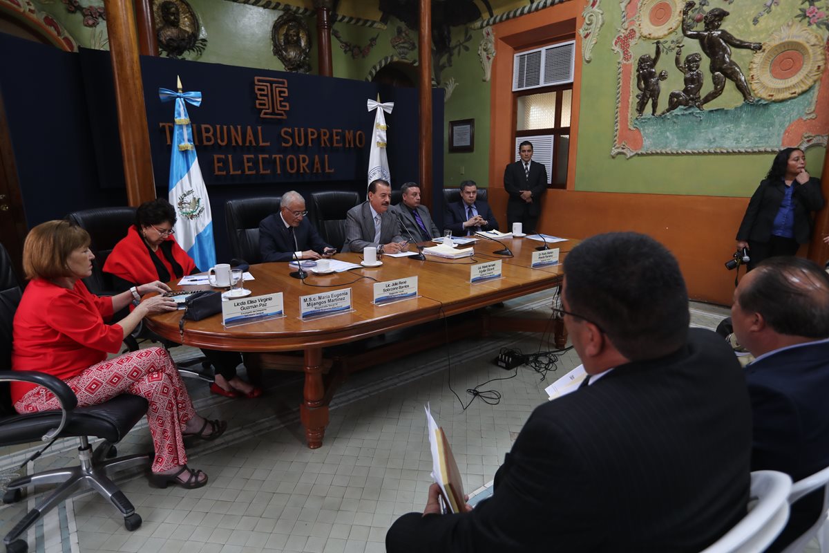 Reunión entre magistrados del TSE y secretarios generales de partidos políticos. (Foto Prensa Libre: Hemeroteca PL)