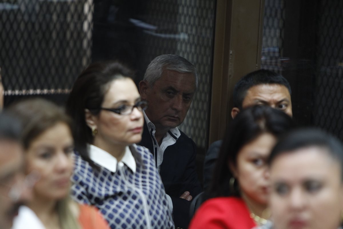 La ex vicepresidenta Roxana Baldetti es observada por el exmandatario Otto Pérez Molina desde la carceleta del Juzgado de Mayor Riesgo B. (Foto Prensa Libre: Paulo Raquec)