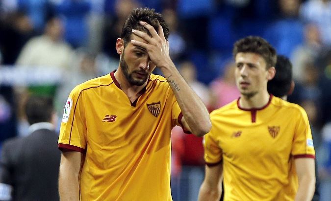 El jugador Jorge Zapata del Sevilla se lamenta mientras sale del campo al final del partido. (Foto Prensa Libre: EFE)