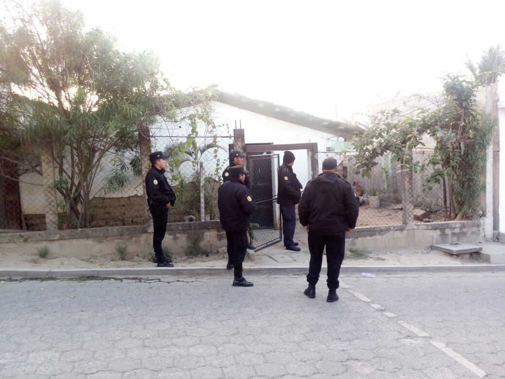 Agentes de la PNC acordonan viviendas durante allanamientos en Alta Verapaz, Baja Verapaz y la capital. (Foto Prensa Libre: PNC)