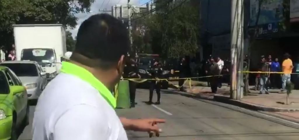 Las autoridades realizan las investigaciones en el área del ataque. (Foto Prensa Libre: Amilcar Montejo)