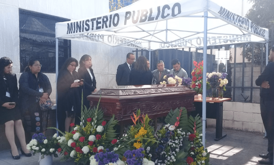 Velatorio del auxiliar fiscal Giovani Otoniel Gutiérrez Chuc se lleva a cabo en la ciudad de Huehuetenango. (Foto Prensa Libre: Mike Castillo).