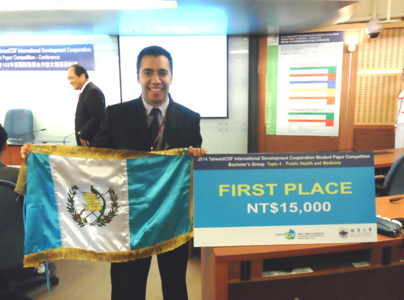 El estudiante guatemalteco Pablo Roberto Elías cuando ganó en el 2015 el primer lugar en investigación de ICDF Taiwán en la categoría ciencias de la salud. (Foto Prensa Libre: Cortesía).