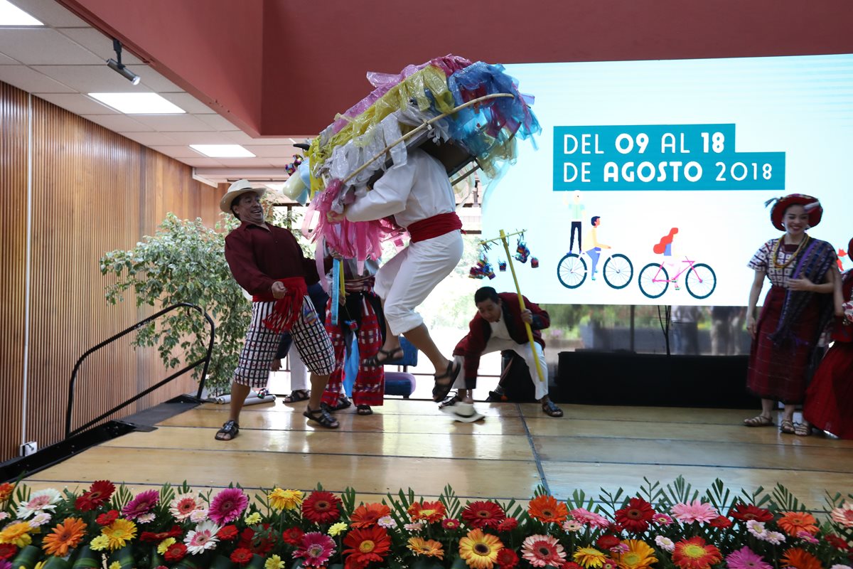 El Ballet Folclórico de Guatemala hizo una presentación en el Instituto Guatemalteco de Turismo como parte de la conferencia de prensa para presentar las actividades del Festival del Centro Histórico. (Foto Prensa Libre: Anna Lucía Ibarra).