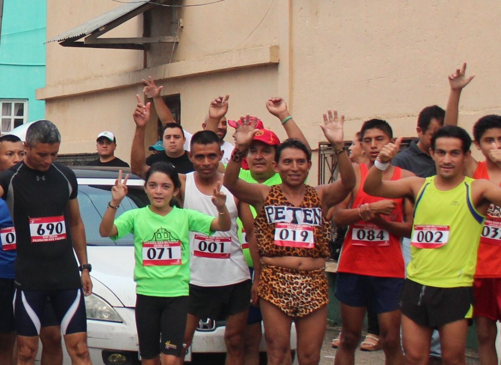 Miguel Ángel Tesucún junto a otros atletas que participaron en la carrera de San Silvestre en Flores, Petén, en diciembre del 2015. (Foto Prensa Libre: Rigoberto Escobar).