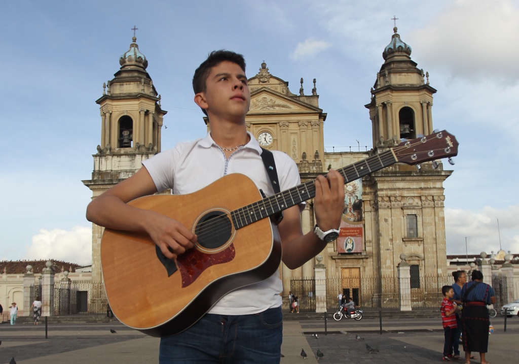 Sebastián Bárcenas promociona la canción Guatemala. (Foto Prensa Libre: Keneth Cruz)