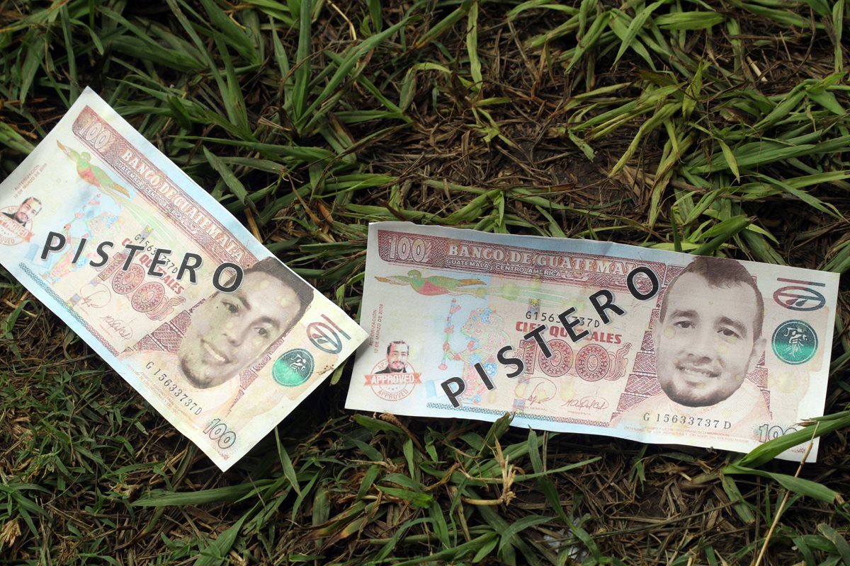 Estos fueron los falsos billetes con los que aficionados de Guastatoya buscaban intimidar a Solalinde. (Foto Prensa Libre: Hugo Oliva)
