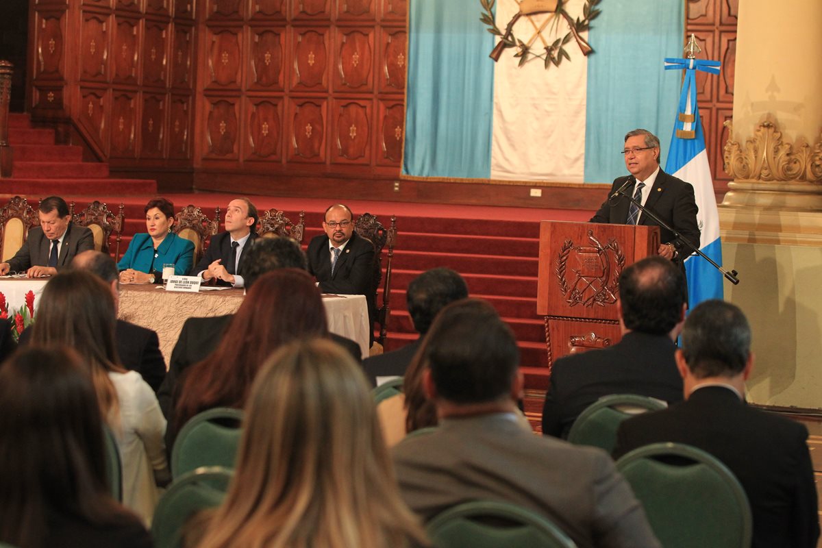 El vicepresidente Jafeth Cabrera da un discurso durante la ampliación de la vigencia de la Alianza por la Transparencia. (Foto Prensa Libre: Esbin García)