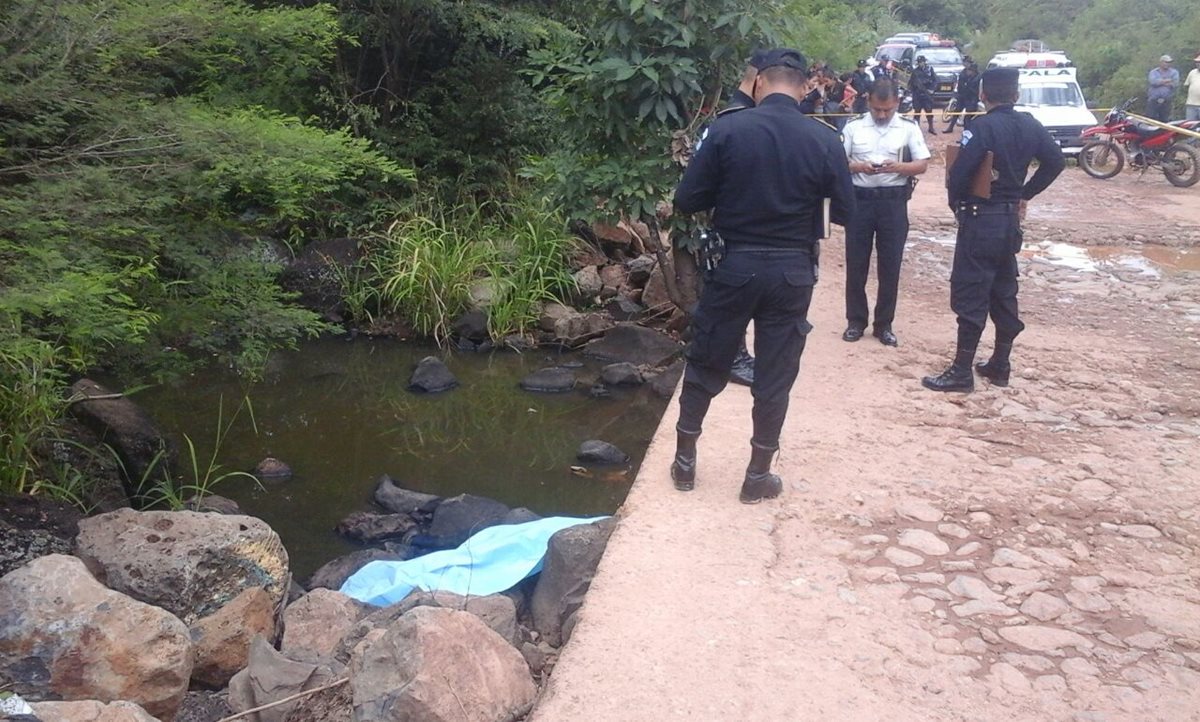 Los cadáveres de las cuatro personas fueron hallados en la aldea Julumichapa, en Ipala, Chiquimula. (Foto Prensa Libre: Edwin Paxtor)
