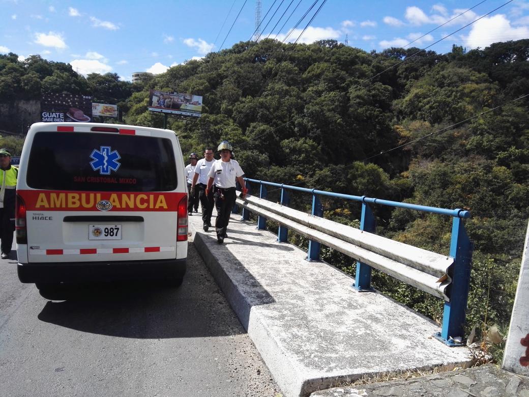 Bomberos Voluntarios coordinan rescate del cadáver de una mujer que se lanzó del puente San Cristóbal, en Mixco. (Foto Prensa Libre: Bomberos Voluntarios)