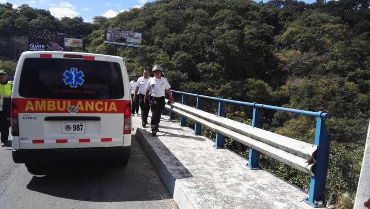 Bomberos Voluntarios coordinan rescate del cadáver de una mujer que se lanzó del puente San Cristóbal, en Mixco. (Foto Prensa Libre: Bomberos Voluntarios)