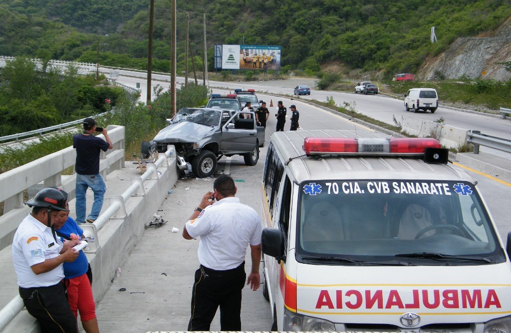 Socorristas resguardan el lugar donde se registró el accidente que cobró la vida de una mujer. (Foto Prensa Libre: Héctor Contreras)
