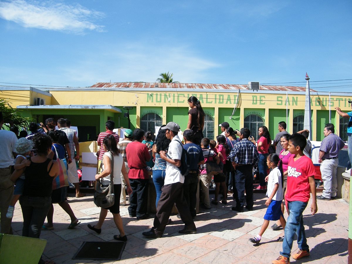 Manifestantes se reúnen frente a la Municipalidad de San Agustín Acasaguastlán para señalar aumento en los precios de varios servicios. (Foto Prensa Libre: Héctor Contreras)