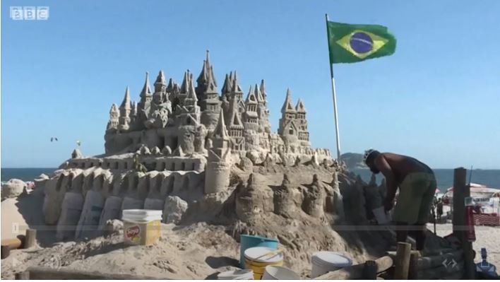 El hombre que lleva 22 años viviendo en un castillo de arena en una playa de Río de Janeiro