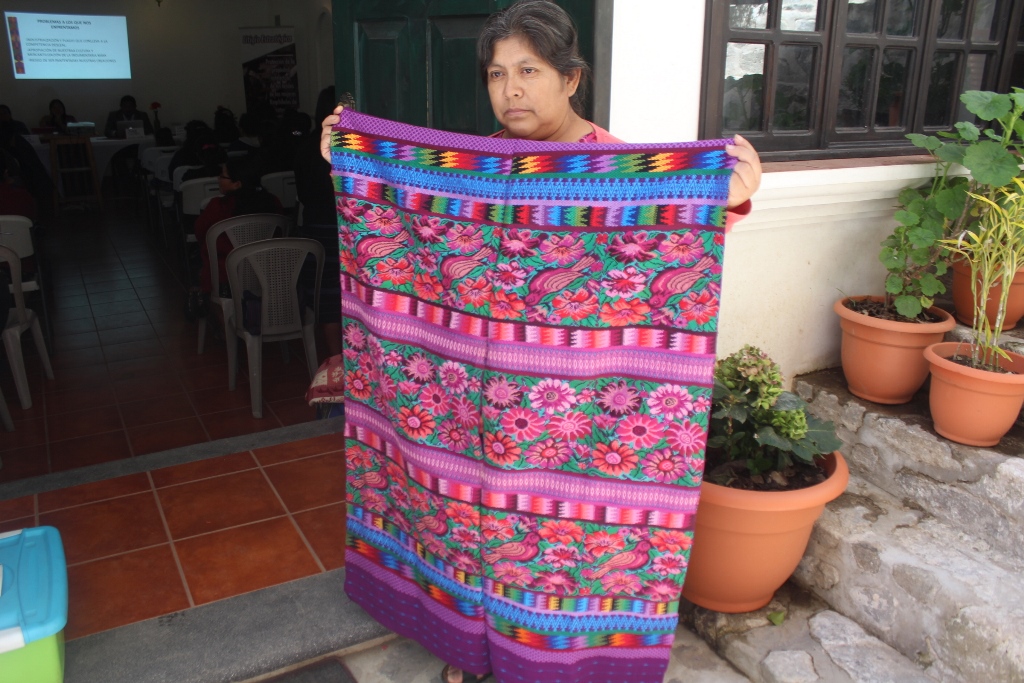 Una de las tejedoras de Sololá muestra uno de los diseños propios del lugar. (Foto Prensa Libre: Ángel Julajuj)