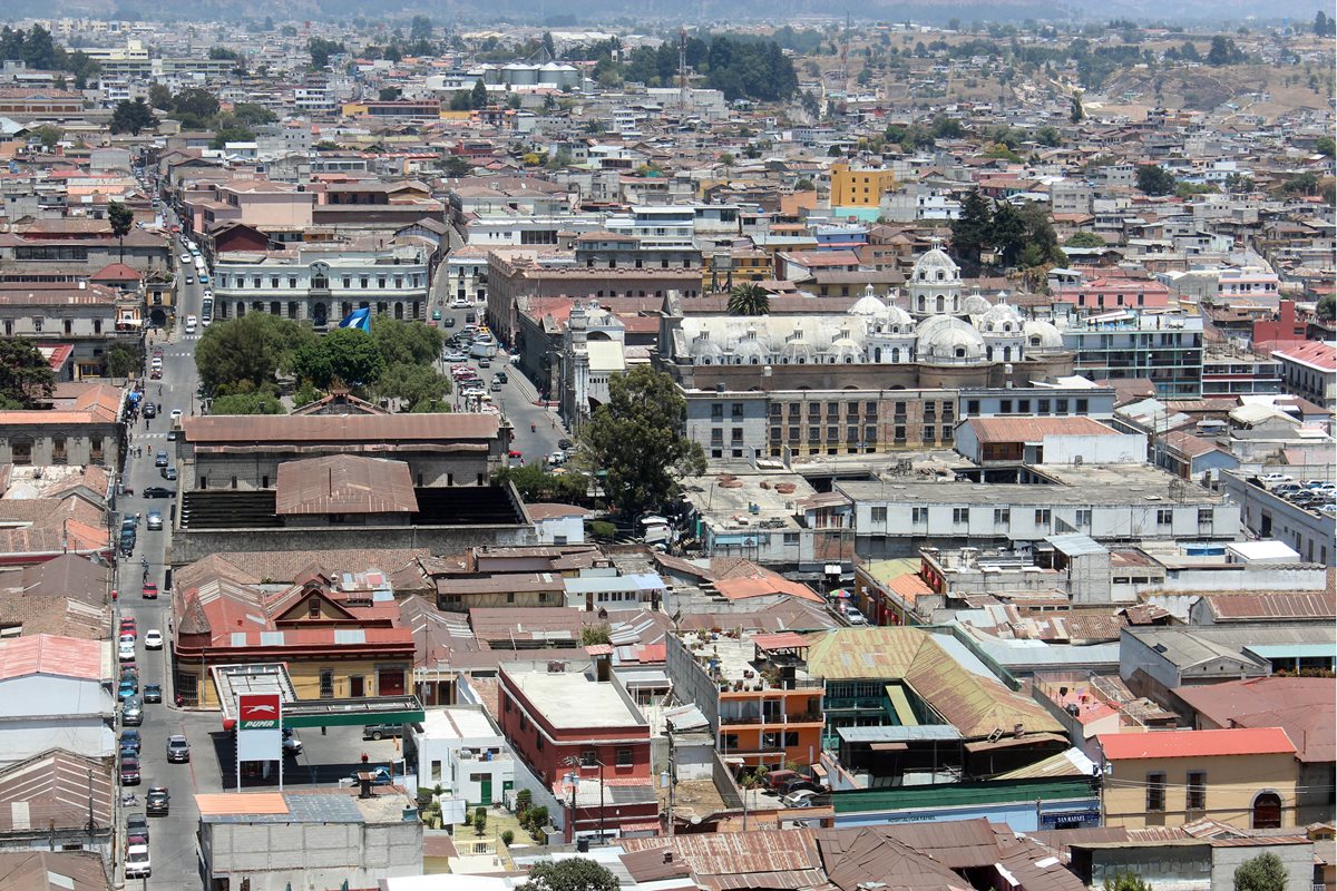 Vista aérea de Xela, donde varias zonas permanecerán sin electricidad este miércoles. (Foto Prensa Libre: Carlos Ventura)