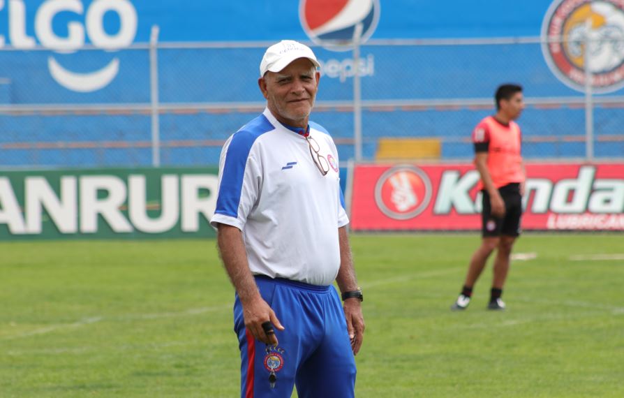 El técnico Wálter Claverí durante el entrenamiento de este viernes en el estadio Mario Camposeco. (Foto Prensa Libre: Raúl Juárez)