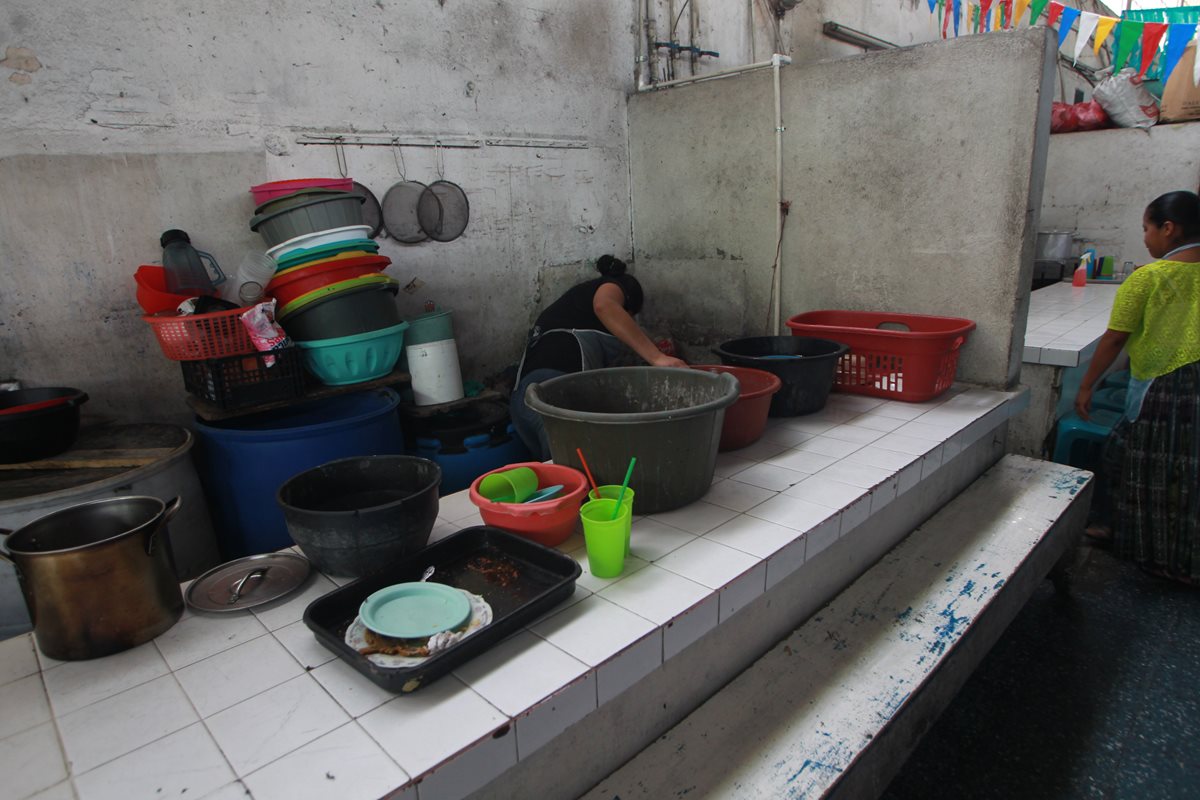 Las autoridades recomiendan constatar que los alimentos han sido preparados higiénicamente si se come en la calle. (Foto Prensa Libre: Érick Ávila)