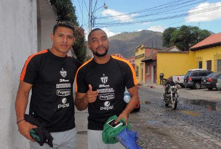 Alejandro Galindo —izquierda— y el tico Manfred Russell han sido fundamentales para Antigua. (Foto Prensa Libre: Carlos Vicente)