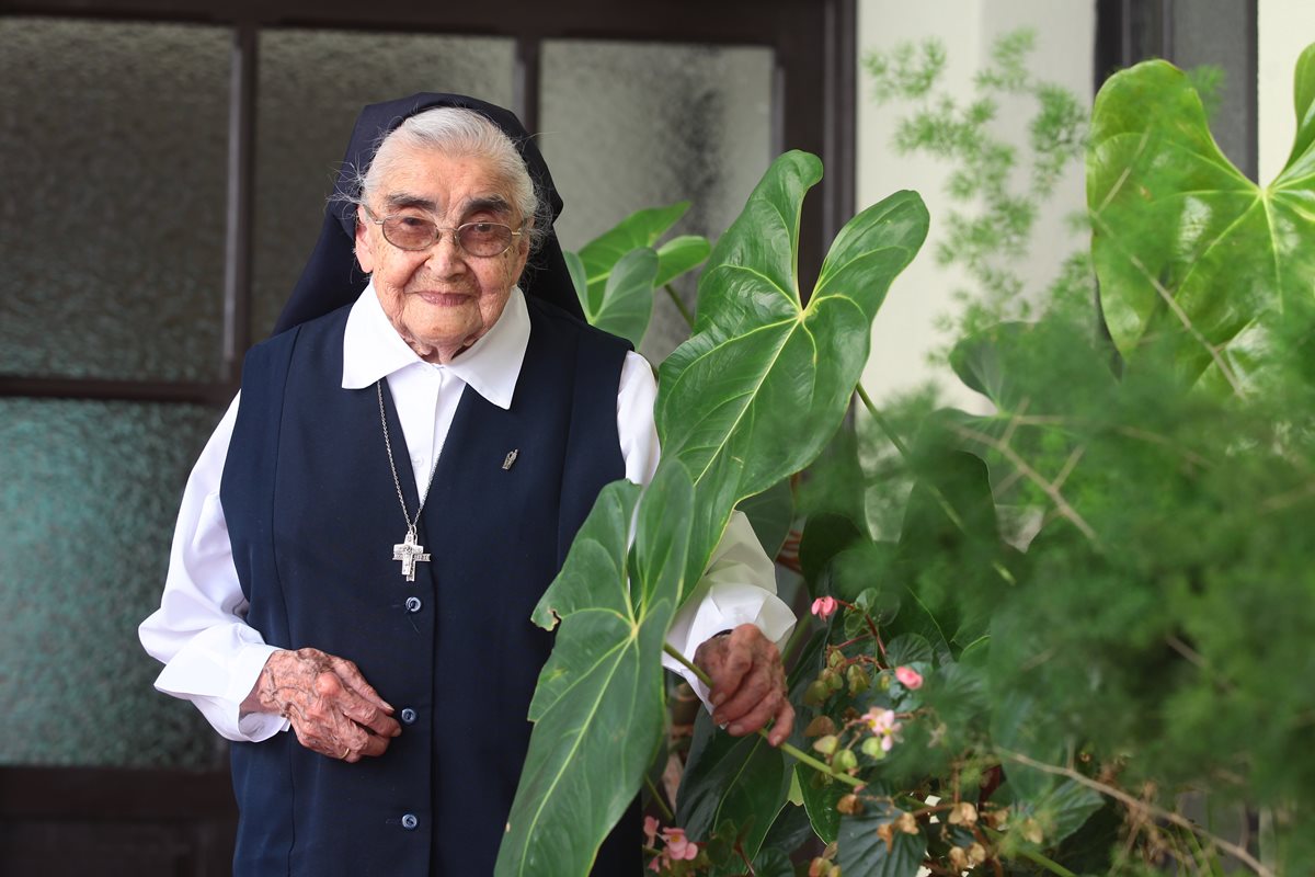 A sus cien años, la madre Fidelina mantiene una excelente salud, alegría y memoria, la cual ejercita con la lectura y las sopas de letras. (Foto Prensa Libre: Álvaro Interiano)