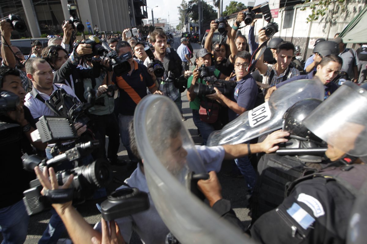 Antimotines evitaban que periodistas se acercaran a Roxana Baldetti cuando en 2015 fue ligada a proceso en el caso La Línea.(Foto Prensa Libre: Hemeroteca PL)