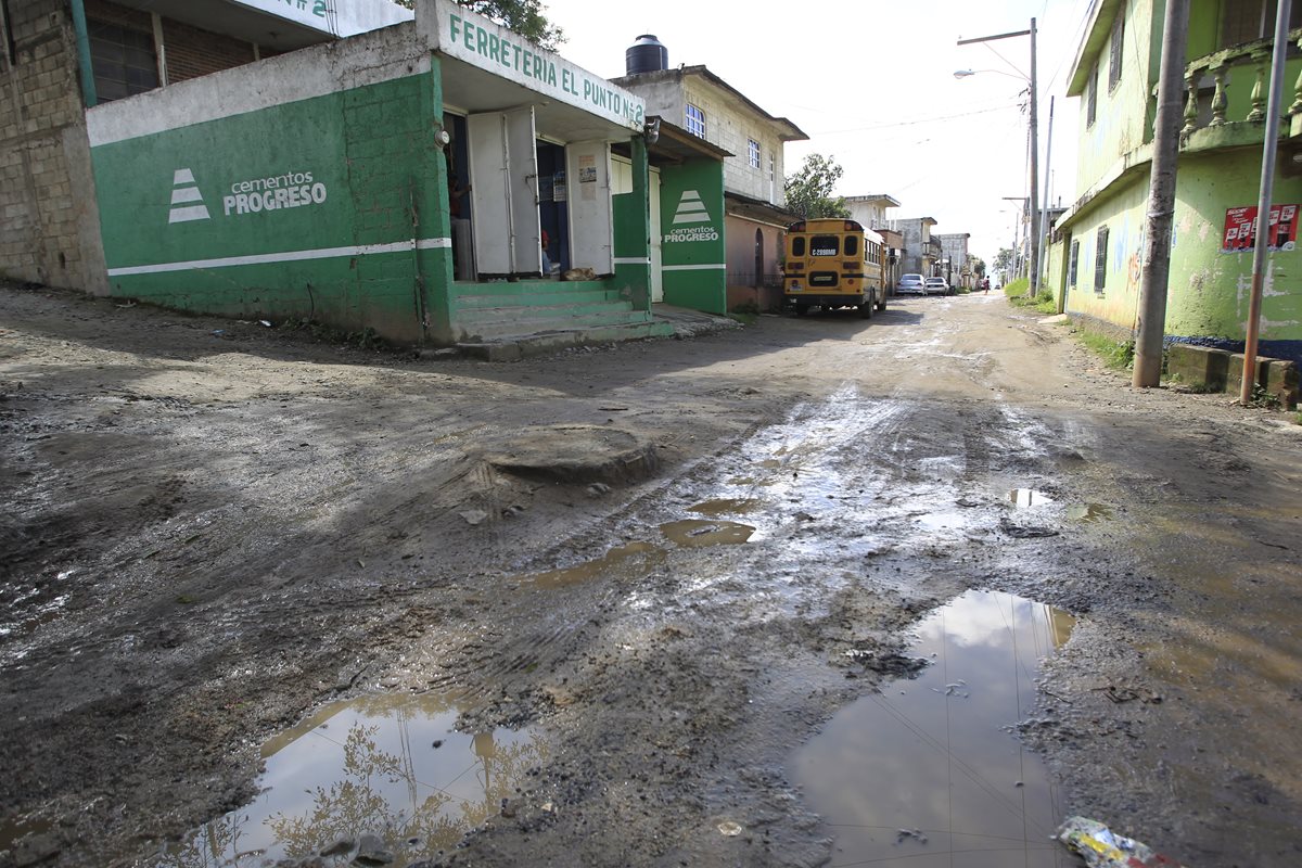 Durante la temporada de lluvia, las calles de varios sectores de Boca del Monte, Villa Canales, se vuelven intransitables. (Foto Prensa Libre: Carlos Hernández Ovalle)
