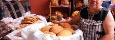Miriam Mérida muestra el pan que elabora y comercializa para Semana Santa. (Foto Prensa Libre: Whitmer Barrera)