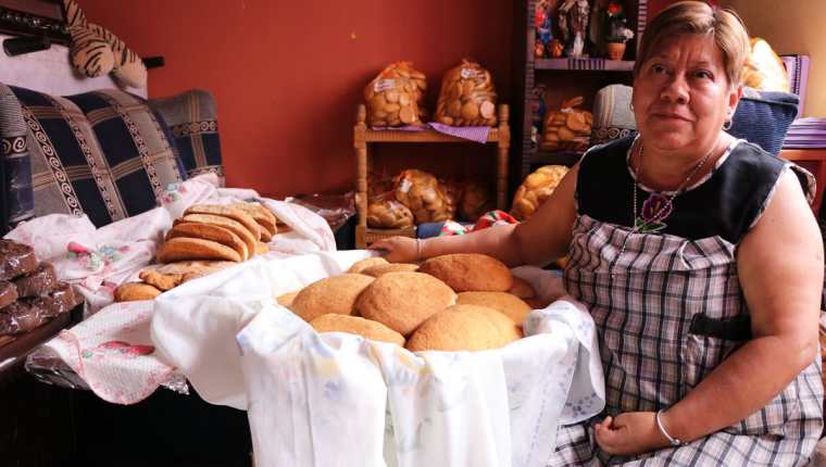 Miriam Mérida muestra el pan que elabora y comercializa para Semana Santa. (Foto Prensa Libre: Whitmer Barrera)