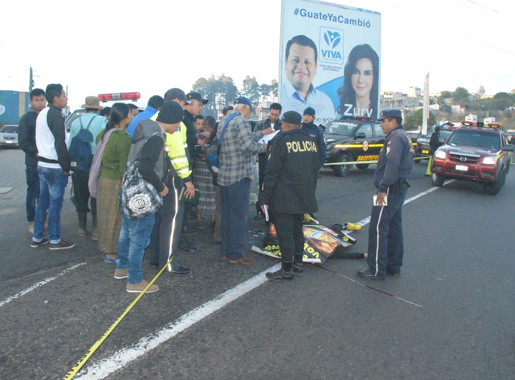 Socorristas resguardan el área donde yace Sula Alquijay, quien cayó accidentalmente de un autobús. (Foto Prensa Libre: Renato Melgar).