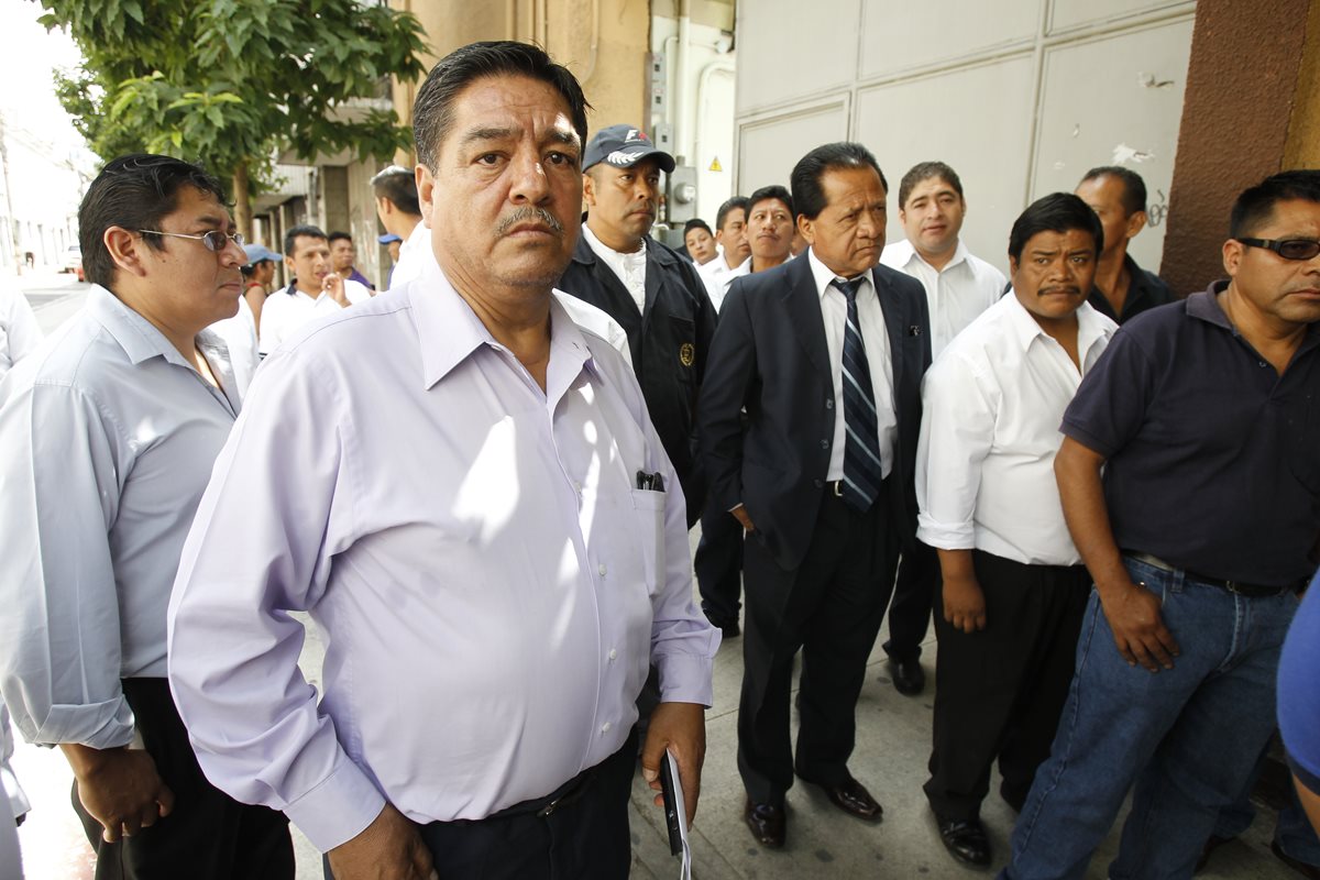 Los trabajadores de los sindicatos del Congreso amenzan con ir a la huelga por los despidos que anuncio la presidencia de ese organismo. (Foto Prensa Libre: Paulo Raquec)