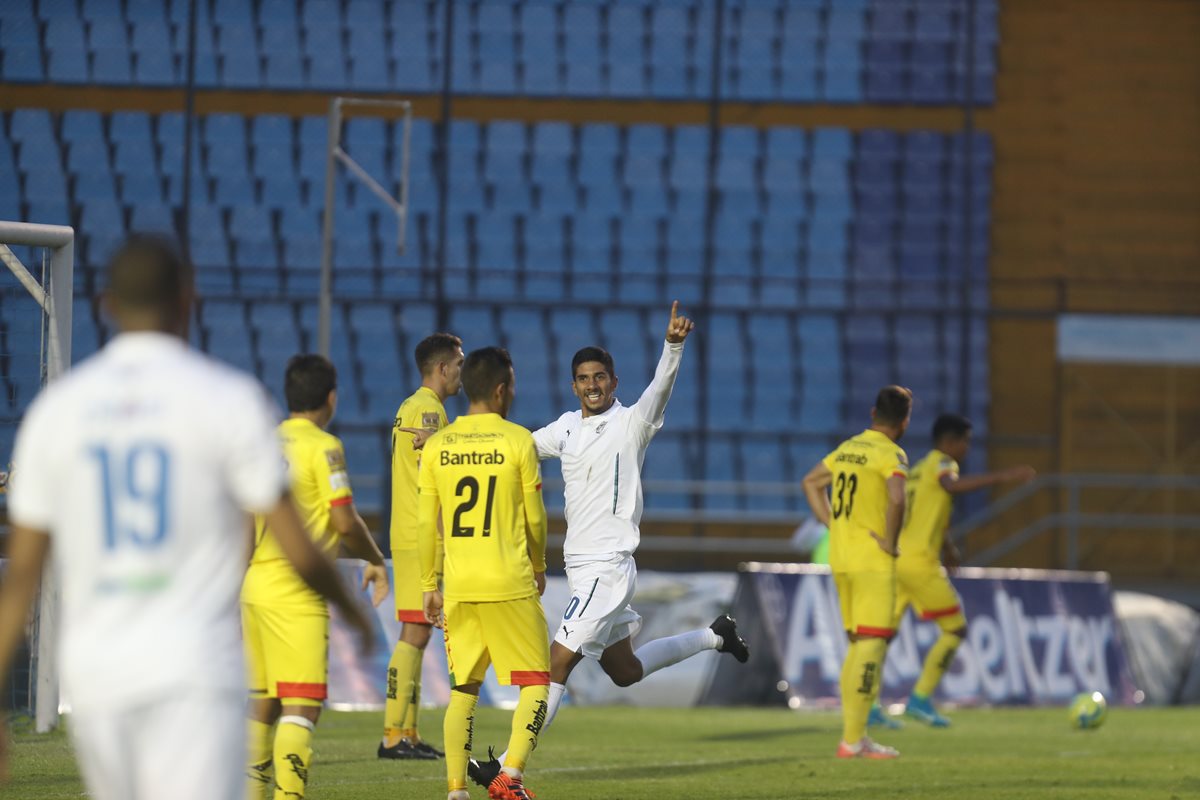 Gerardo Gordillo anotó el primer gol del partido entre Comunicaciones y Marquense. (Foto Prensa Libre: Carlos Vicente)