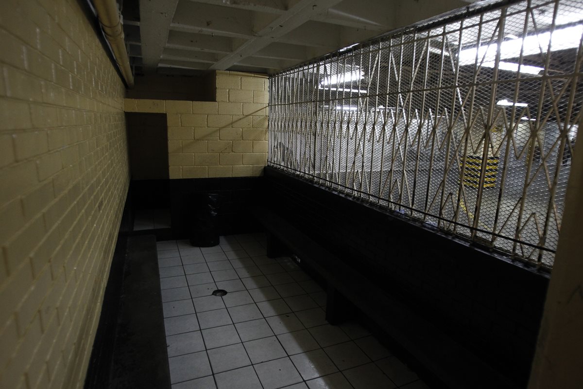 La ausencia de reos en la Torre de Tribunales fue evidente ayer. Esta es una de las carceletas donde los presos esperan ser llevados a los diferentes juzgados. (Foto Prensa Libre: P. Raquec)
