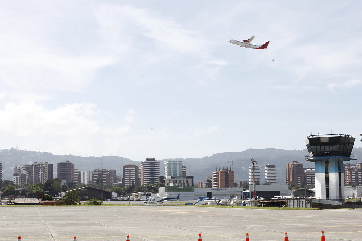 Un avión partiendo del Aeropuerto Internacional La Aurora, volando sobre la ciudad. (Foto Prensa Libre: Hemeroteca PL)