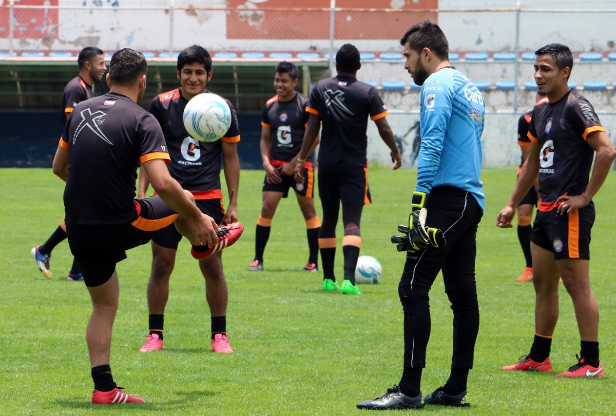 Jugadores de Xelajú MC realizan un entrenamiento en el estadio Mario Camposeco, este viernes. (Foto Prensa Libre: Carlos Ventura)