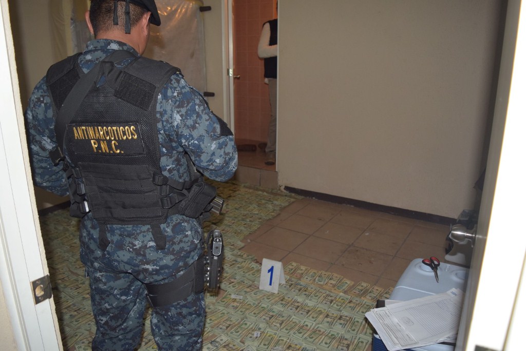 Parte del dinero decomisado en Palín, Escuintla. (Foto Prensa Libre).