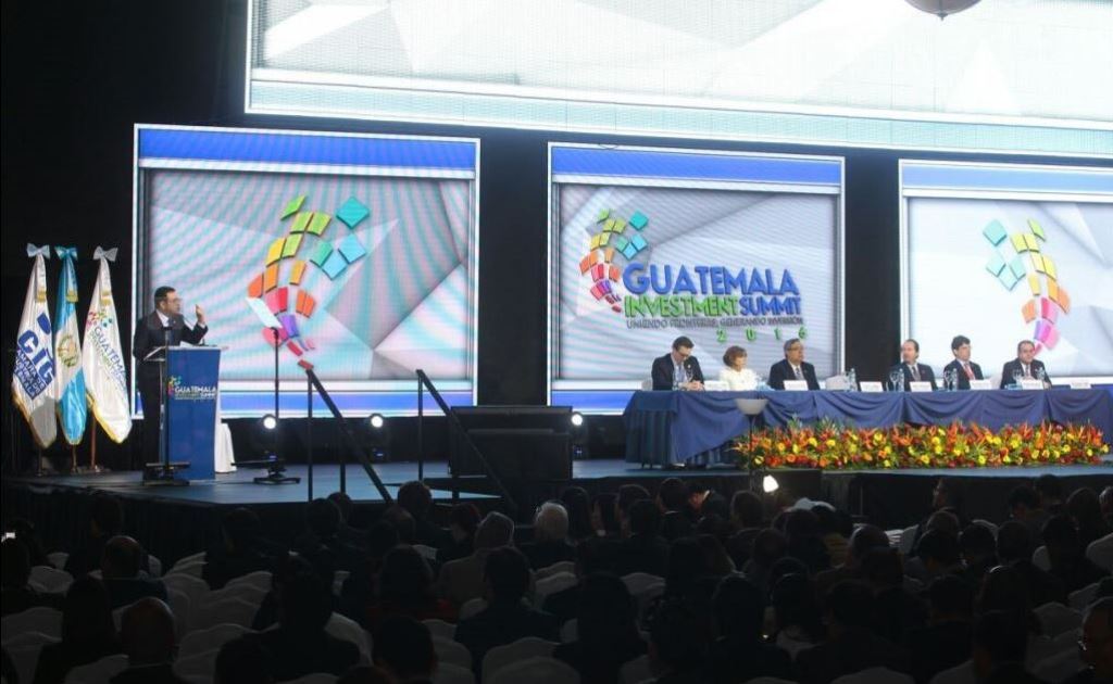 Cientos de representantes del sector industrial se reunieron en el "Guatemala Investment Summit". (Foto Prensa Libre: Alvaro Interiano)