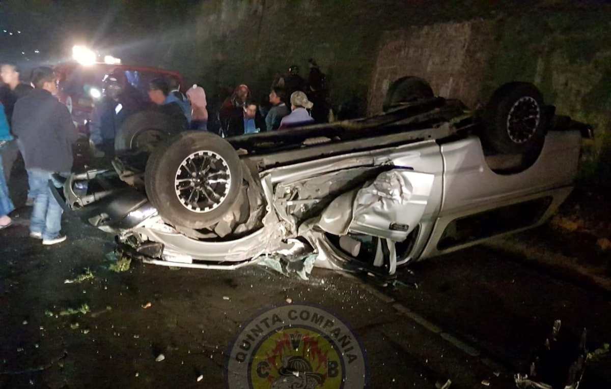 En la autopista Los Altos un vehículo quedó volcado luego de impactar con otro. En el hecho resultaron heridas tres personas que fueron trasladadas por socorristas. (Foto Prensa Libre: Cortesía)