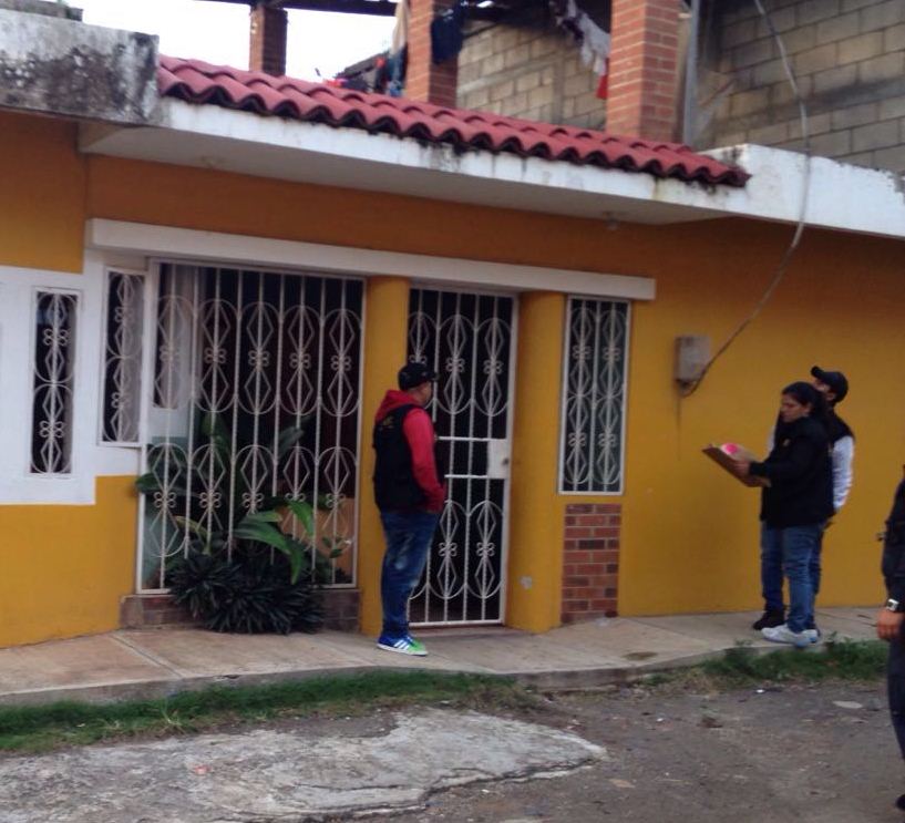 Una de las viviendas allanadas por las fuerzas de seguridad en Chiquimula, Santa Rosa, Quiché y la capital. (Foto Prensa Libre: PNC)