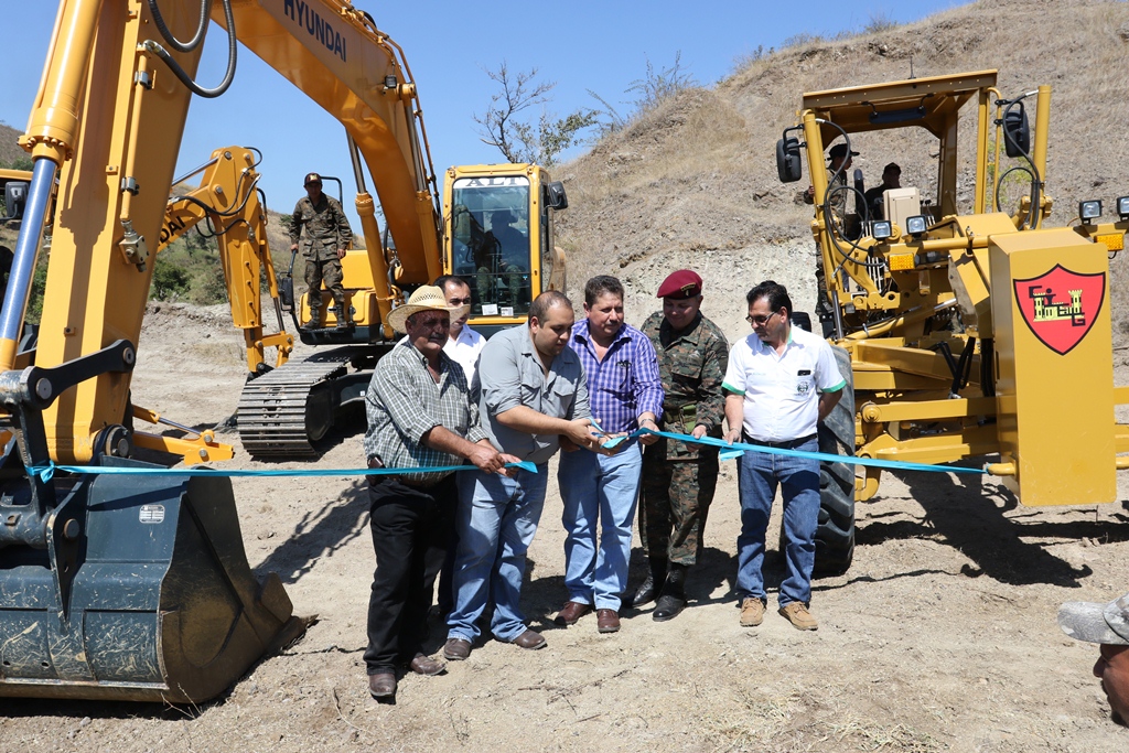 Autoridades de ediles y del Ejército de Guatemala inauguran reparación de rutas en Jocotán. (Foto Prensa Libre: Edwin Paxtor).