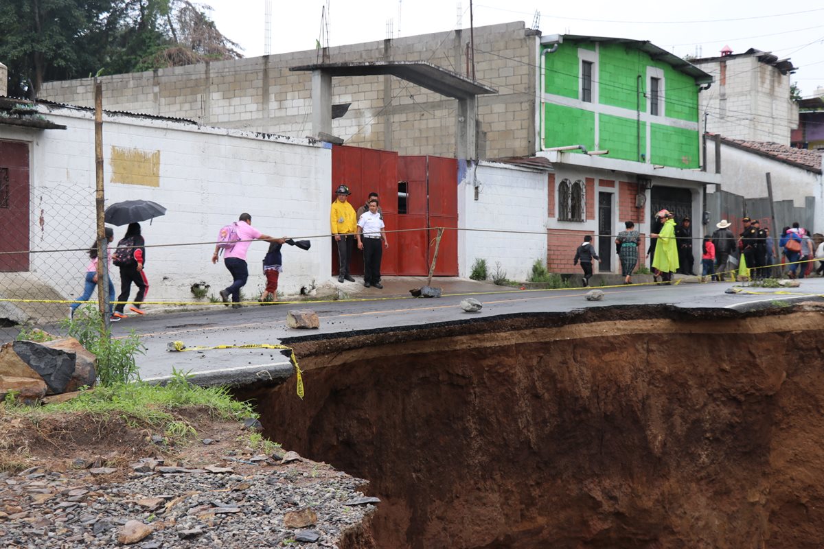 El hundimiento que provocó el colapso de la ruta se encuentra en el km 165.5 de la ruta departamental 2. (Foto Prensa Libre: Héctor Cordero)