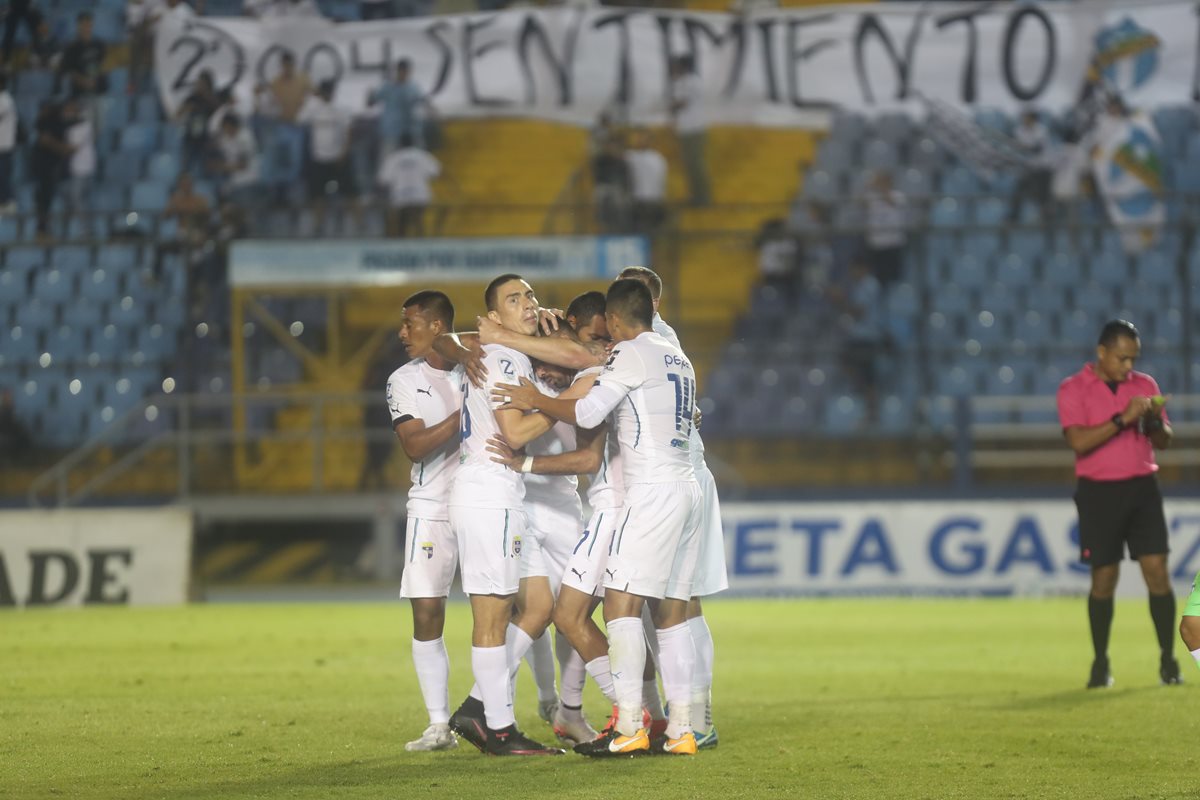 Los jugadores de Comunicaciones festejan con Édgar Chinchilla, luego de que anotara el 1-0 parcial sobre Antigua GFC. (Foto Prensa Libre: Edwin Fajardo)