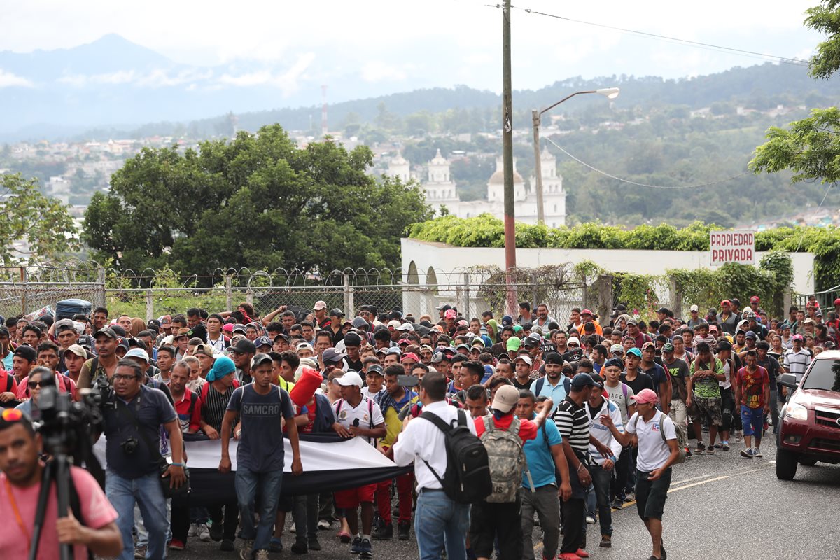 Migrantes hondureños en una de las caravanas que pasaron por Esquiopulas, Chiquimula, que se convierte en la primera parada del largo viaje. (Foto Prensa Libre: Hemeroteca PL)