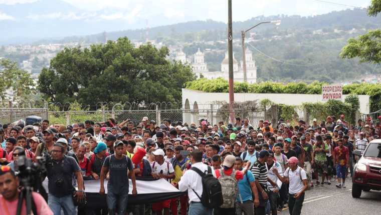 Migrantes hondureños en una de las caravanas que pasaron por Esquiopulas, Chiquimula, que se convierte en la primera parada del largo viaje. (Foto Prensa Libre: Hemeroteca PL)