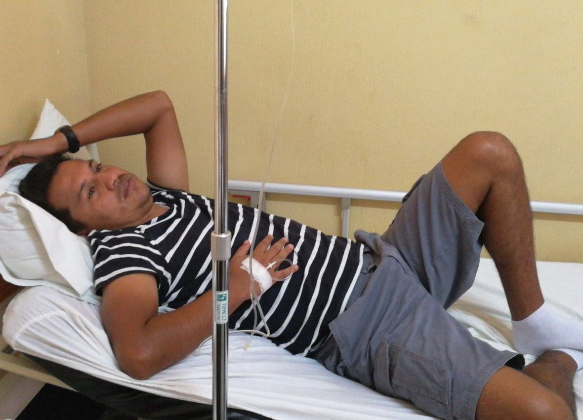 El técnico nacional Amarini Villatoro se recupera de problemas estomacales en un centro asistencial de Guastatoya. (Foto Prensa Libre: Edwin Fajardo)