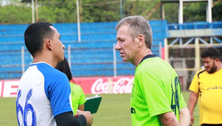 El técnico uruguayo Eduardo Méndez conversa con Wilfred Velásquez antes del entrenamiento de Suchitepéquez. (Foto Prensa Libre: Cristian Soto)