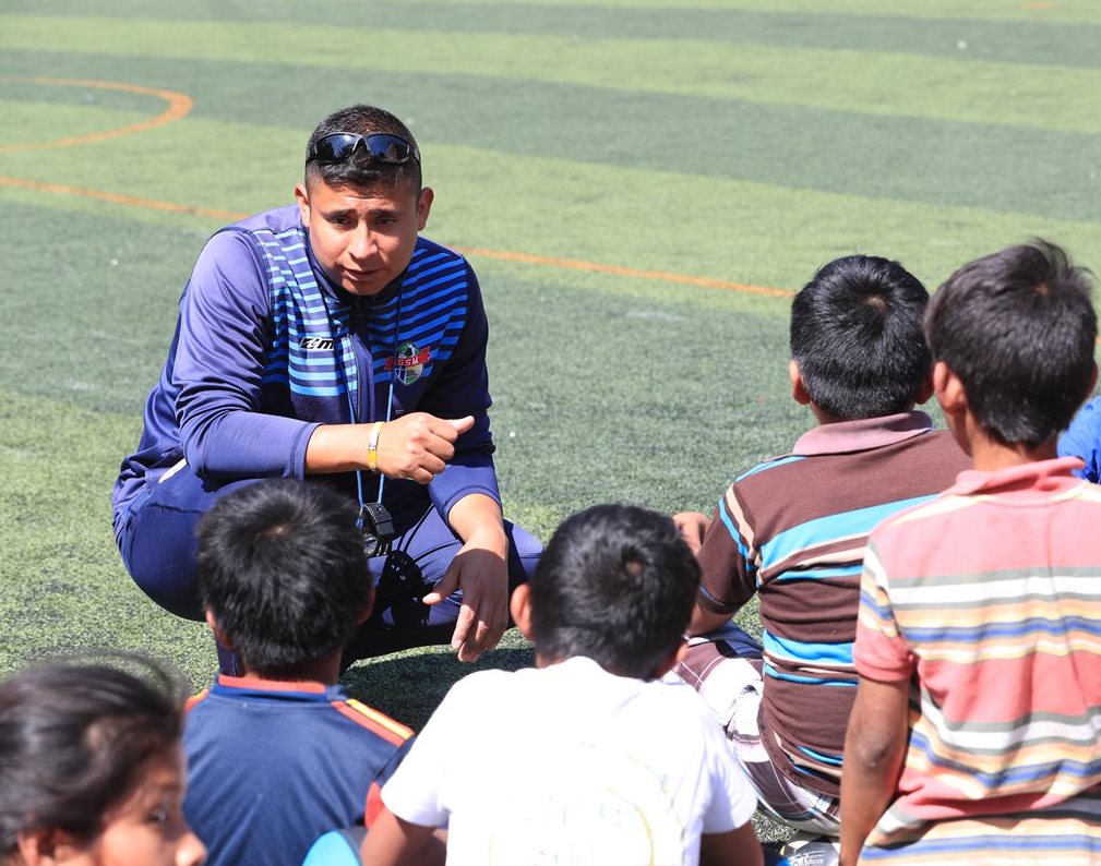 Ottoniel Laines tiene seis años de trabajar como entrenador en la academia de futbol Brio, en la zona 18 de la capital. (Foto Prensa Libre: Estuardo Paredes)