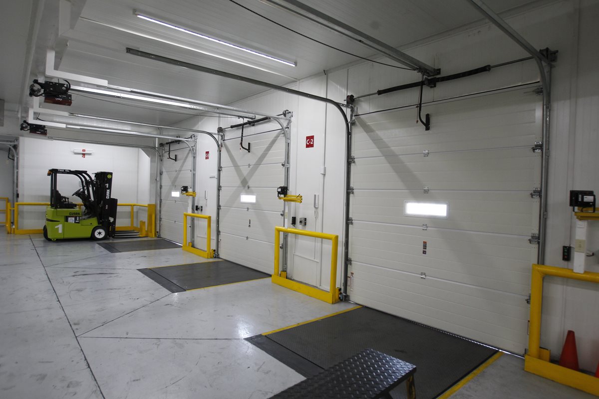 La zona climatizada cuenta con tres puertas de ingreso y rampas automatizadas. (Foto Prensa Libre: Paulo Raquec)