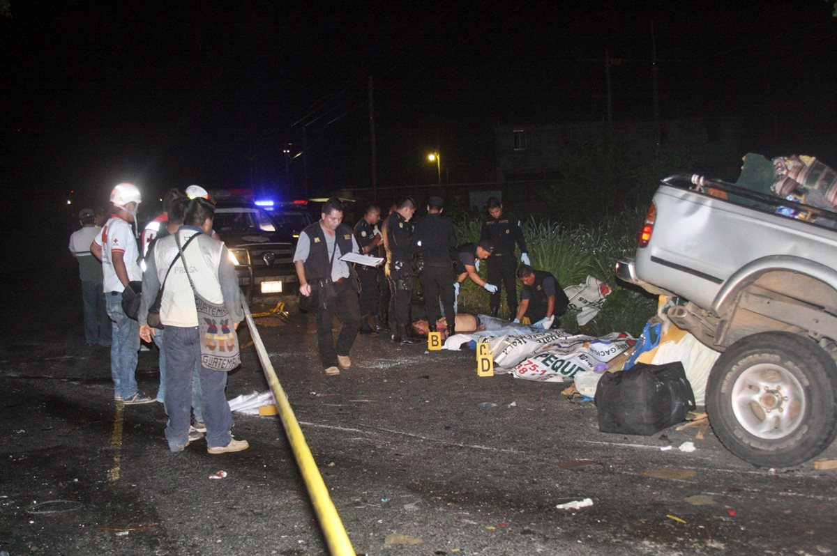 Tres salvadoreños fallecieron un accidente la madrugada de este domingo. (Foto Prensa Libre: Alexánder Coyoy)