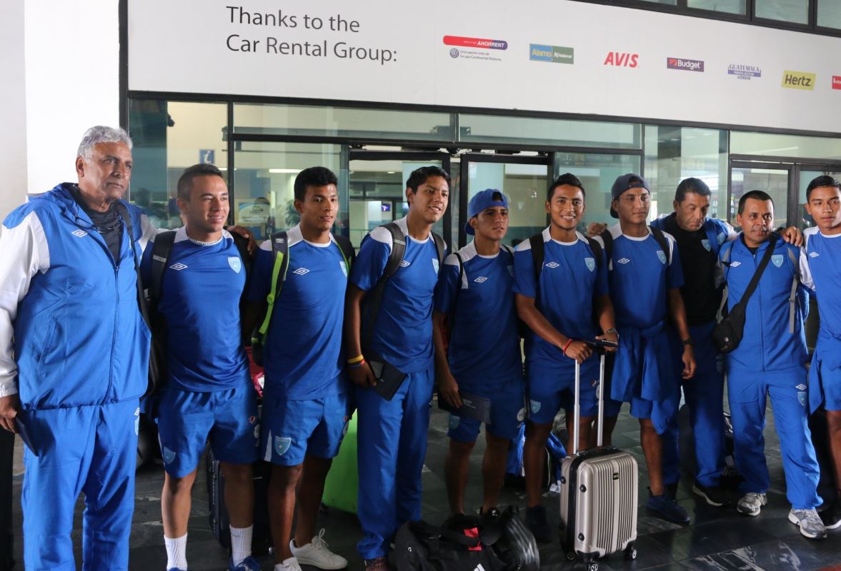 La selección Sub 19 de Guatemala posa a las afueras del aeropuerto La Aurora, tras retornar de Honduras. (Foto Cortesía Fedefut).