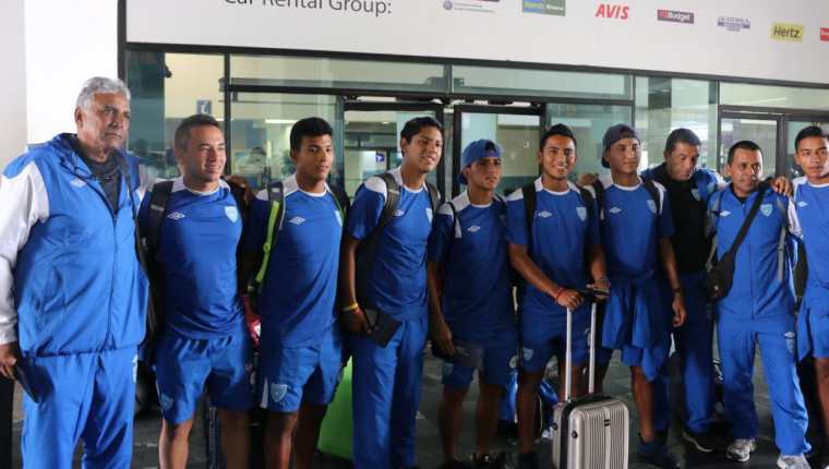 La selección Sub 19 de Guatemala posa a las afueras del aeropuerto La Aurora, tras retornar de Honduras. (Foto Cortesía Fedefut).